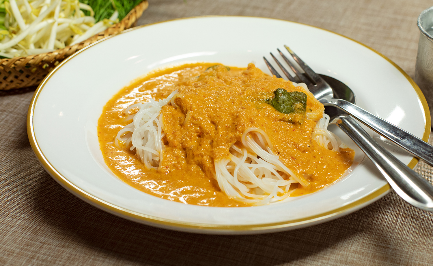 Fish Curry Sauce with Rice Vermicelli (ขนมจีนน้ำยาปลาช่อน)