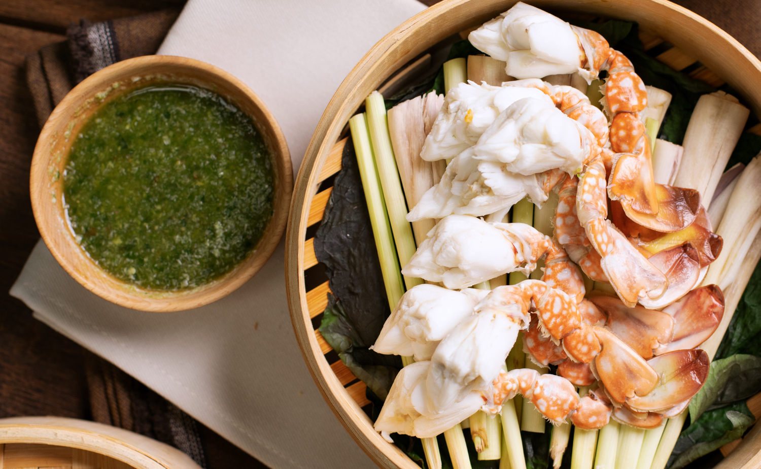 steamed-crab-leg-with-seafood-dipping-sauce